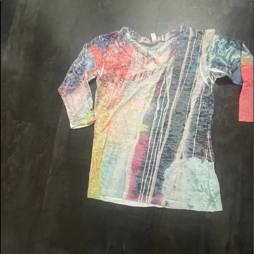 WHIMSY ROSE SIGNATURE 3/4 V-NECK SHIRT